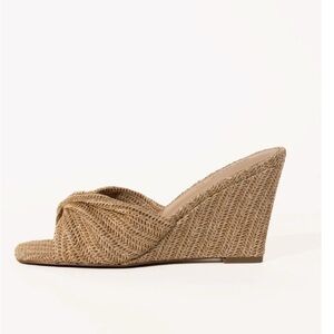 Chic Tan Wedge Sandals